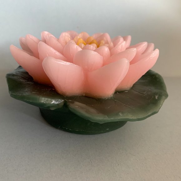 waterlily shape flameless candle - Picture 3 of 4
